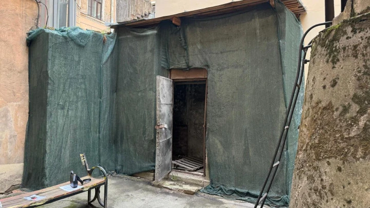 Нежилое здание площадью 8 кв. м, расположенное на земельном участке площадью 8 кв. м на Можайской улице